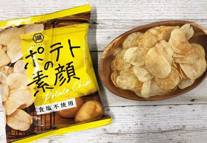 湖池屋推出《素顏洋芋片》挑戰將馬鈴薯切片炸好完全不調味，味道就像「素顏」一樣清新自然