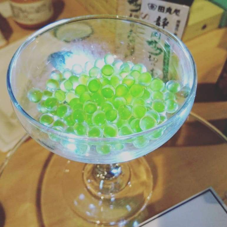 寶石般晶透的《芥末晶球》有如鮭魚卵的口感咬下卻有芥末的嗆辣刺激... 寶石般晶透的《芥末晶球》有如鮭魚卵的口感咬下卻有芥末的嗆辣刺激...