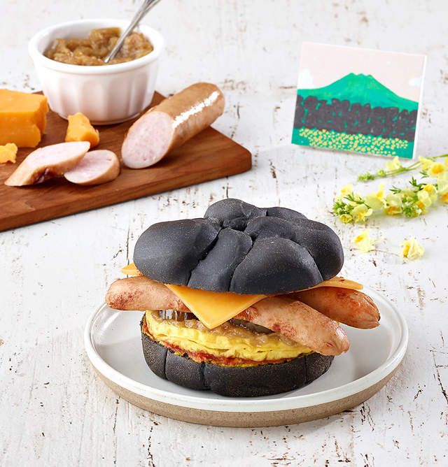 《濟州島星巴克》限定款漢堡 韓國粉絲吃下黑色款第一句話是......?  《濟州島星巴克》限定款漢堡 韓國粉絲吃下黑色款第一句話是......?