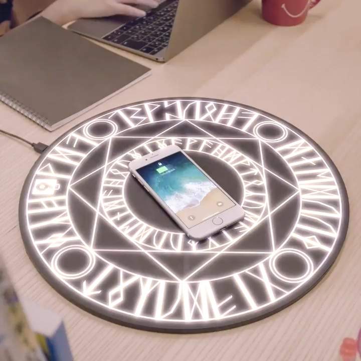 中二味十足《魔法陣充電器》感覺在這上面抽卡好像會抽出神卡啊 中二味十足《魔法陣充電器》感覺在這上面抽卡好像會抽出神卡啊