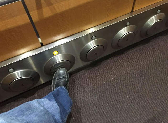 有趣的《電梯創意設計》用腳可以踢按鈕樓層也太棒了吧XD 有趣的《電梯創意設計》用腳可以踢按鈕樓層也太棒了吧XD