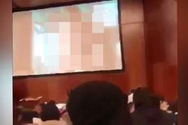 教授上課時《誤播愛情動作片》500名學生看到啪啪啪畫面直接... 教授上課時《誤播愛情動作片》500名學生看到啪啪啪畫面直接...