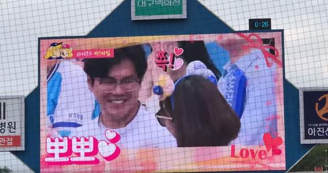 在棒球場常見的《Kisscam》文化 結果差點造成不倫事件ww