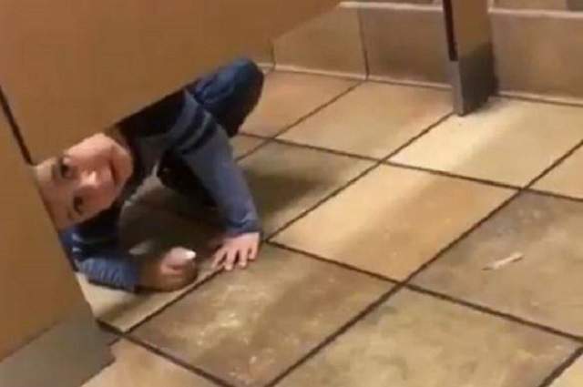 「驚奇」體驗《闖入廁所的小孩》跑進來只因為要對方幫一個忙ww 「驚奇」體驗《闖入廁所的小孩》跑進來只因為要對方幫一個忙ww