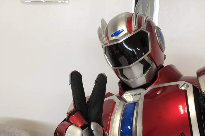 北九超人從台灣帶《手榴彈行動電源》超級英雄慘被當成恐怖份子……