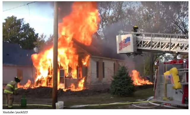 《焦土大作戰》滿屋子小強消防隊只好一把火燒惹