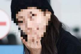 攝影師也嚇到《秀智素顏現身機場讓眾人吃驚》想不到素顏的她非常...... 攝影師也嚇到《秀智素顏現身機場讓眾人吃驚》想不到素顏的她非常......
