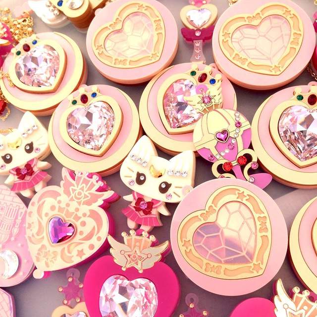 讓人少女心爆發的《夢幻原宿系壓克力飾品》還有各種美戰同人製品喔 讓人少女心爆發的《夢幻原宿系壓克力飾品》還有各種美戰同人製品喔
