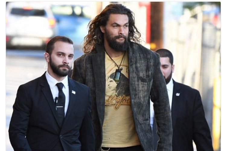 這張圖讓人疑惑《傑森摩莫亞需要保鑣嗎？》人家海王Ne~