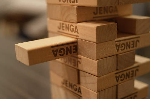 《神來一抽疊疊樂》超巨大積木玩起來更是緊張刺激啊XD 《神來一抽疊疊樂》超巨大積木玩起來更是緊張刺激啊XD