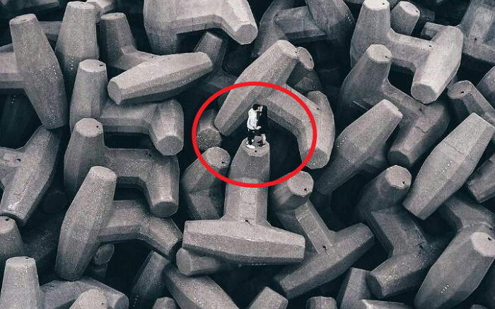 韓國情侶為了美照《站在消波塊上自拍》果然很拚