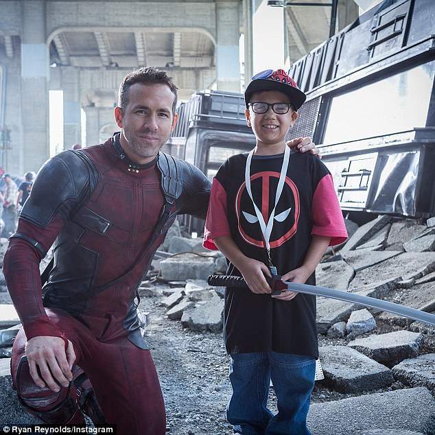 《萊恩雷諾斯帶病童參觀死侍片場》但有人對＂限制級電影＂有意見