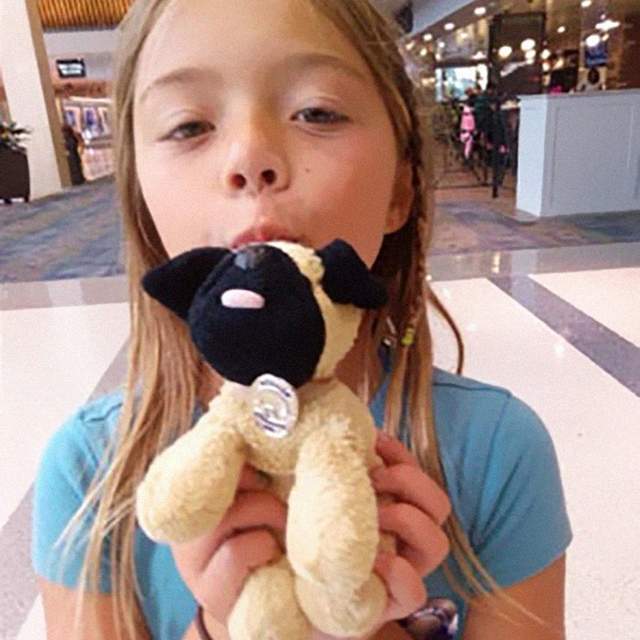 在機場遺失狗娃娃竟變成《玩偶大冒險》超展開結局讓小女孩樂開懷