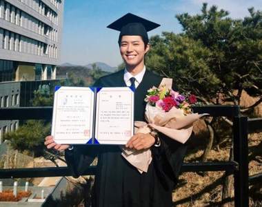 不只帥還很溫柔《朴寶劍畢業典禮上的暖心行為》一反偶像學生畢業的印象 不只帥還很溫柔《朴寶劍畢業典禮上的暖心行為》一反偶像學生畢業的印象