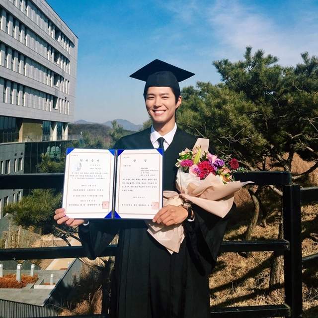 不只帥還很溫柔《朴寶劍畢業典禮上的暖心行為》一反偶像學生畢業的印象