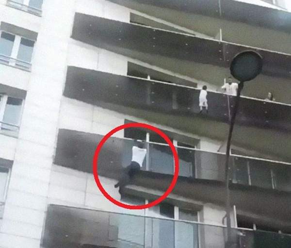 巴黎版蜘蛛人《男子徒手爬大樓》英勇救出四歲男童感動眾人 巴黎版蜘蛛人《男子徒手爬大樓》英勇救出四歲男童感動眾人