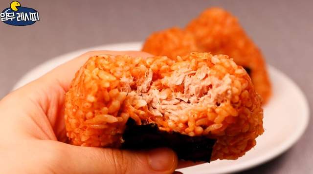 窮人美食首推《自製鮪魚飯糰》每天三顆三餐就解決了還超飽....