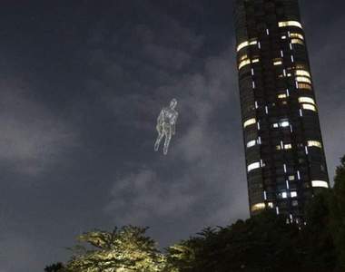 《空氣人》漂浮東京夜空 電影一般的奇幻場景真實出現 《空氣人》漂浮東京夜空 電影一般的奇幻場景真實出現