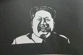 《剪紙金正恩》這顆頭這個表情完成度還真高啊 《剪紙金正恩》這顆頭這個表情完成度還真高啊
