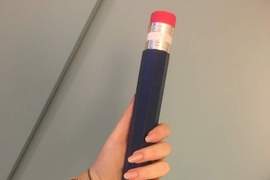 忘了帶筆請小心《巨型鉛筆惡作劇》跟同學借筆結果借到超狂的筆該怎麼辦? 忘了帶筆請小心《巨型鉛筆惡作劇》跟同學借筆結果借到超狂的筆該怎麼辦?