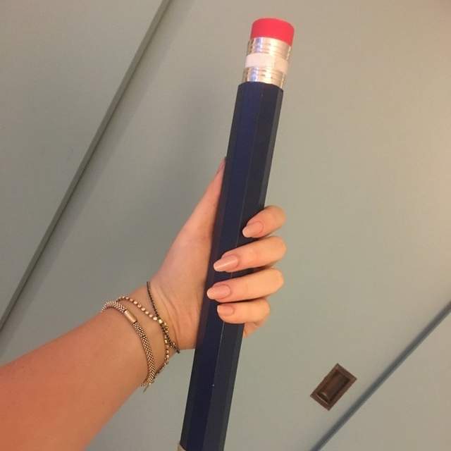 忘了帶筆請小心《巨型鉛筆惡作劇》跟同學借筆結果借到超狂的筆該怎麼辦? 忘了帶筆請小心《巨型鉛筆惡作劇》跟同學借筆結果借到超狂的筆該怎麼辦?