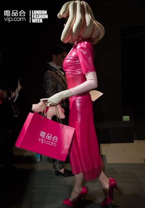 時尚界獨有《塑膠小姐》每個人看到爭相合照 - 圖片2