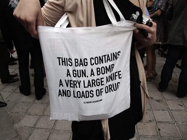 《超危險購物袋》上面就用英文寫著「袋子裡有槍、炸彈跟毒品」這告訴我們英文不好不要亂買啊...