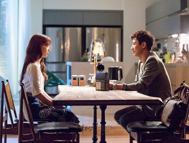 一直在騙人《新婚半年後發現老婆原來很假》婚前的賢妻良母都是演的......