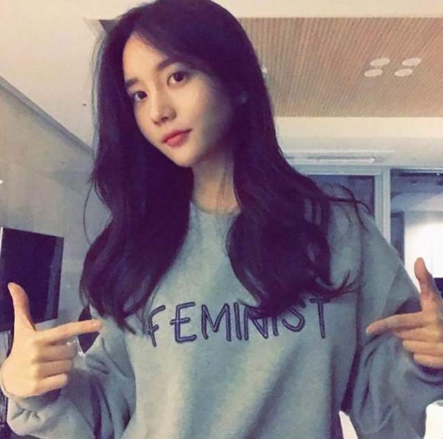 嚇到吃手手《韓瑞希販售女權毛衣直接完售》果然這年頭越有「話題」的商品越熱賣阿...... - 圖片2 嚇到吃手手《韓瑞希販售女權毛衣直接完售》果然這年頭越有「話題」的商品越熱賣阿...... - 圖片2