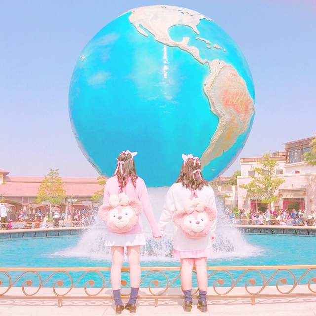 可愛的《雙子穿搭到迪士尼》顯得更加的夢幻可愛~下次找閨蜜一起這樣穿去玩吧 可愛的《雙子穿搭到迪士尼》顯得更加的夢幻可愛~下次找閨蜜一起這樣穿去玩吧