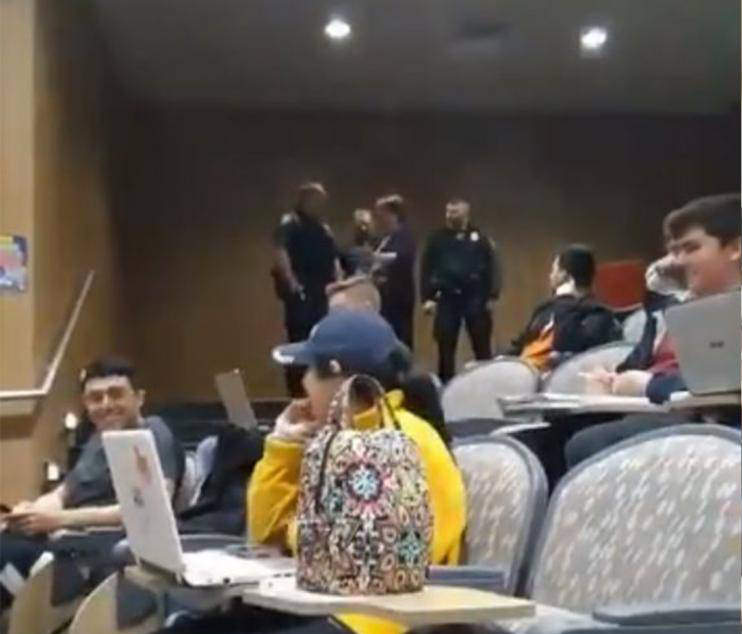 美國大學《學生翹腳教授報警》然後就被警察從教室裡請走了... 美國大學《學生翹腳教授報警》然後就被警察從教室裡請走了...