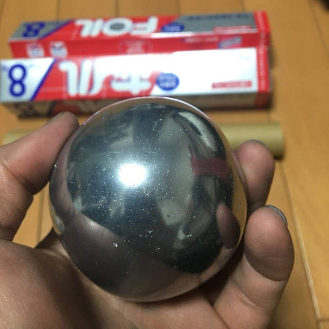 推特大流行的《鋁箔球》從完成到把它切開的過程全公開 推特大流行的《鋁箔球》從完成到把它切開的過程全公開