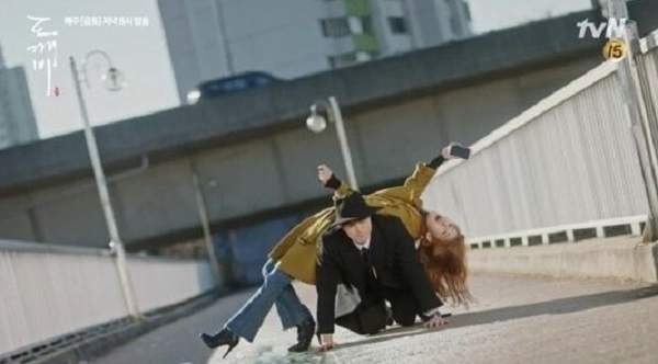 根本漫畫情節《青梅竹馬神救援》出奇招救好友讓網友甜喊:在一起吧♥ 根本漫畫情節《青梅竹馬神救援》出奇招救好友讓網友甜喊:在一起吧♥