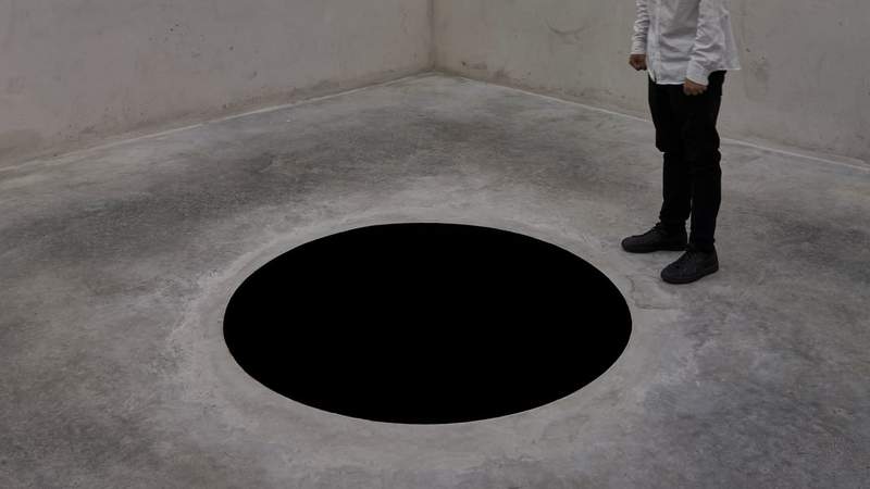 《藝術品是「黑洞」》然後就真的有人跌進去了...
