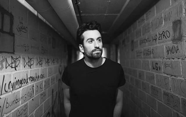 《歌迷沒有認出歌手坐在她旁邊》整趟旅行中歌手都坐立難安...XD 《歌迷沒有認出歌手坐在她旁邊》整趟旅行中歌手都坐立難安...XD