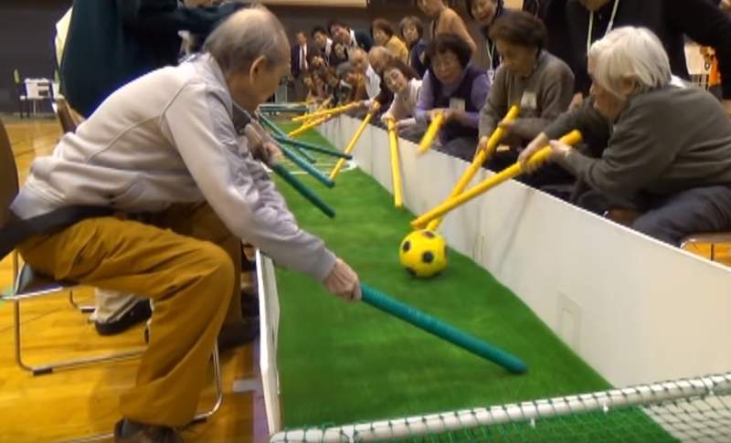 【有片】超high銀髮族運動《棒サッカー》日本阿公阿嬤超流行的棒「打」足球遊戲有夠好玩 【有片】超high銀髮族運動《棒サッカー》日本阿公阿嬤超流行的棒「打」足球遊戲有夠好玩