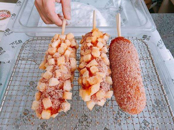 寒冬中吃完ㄧ根罪惡又爽快《馬鈴薯熱狗》正在韓國小吃攤大流行