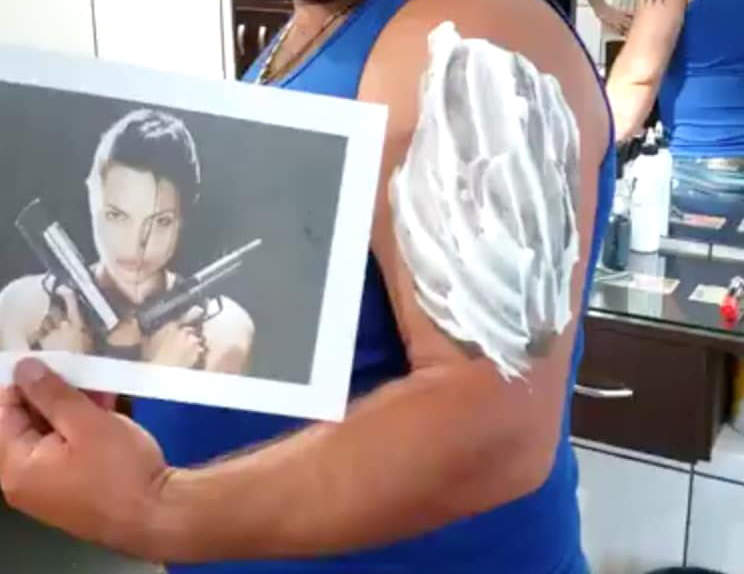 想刺《古墓奇兵蘿拉》刺青 理想跟現實果然有差距的... 想刺《古墓奇兵蘿拉》刺青 理想跟現實果然有差距的...