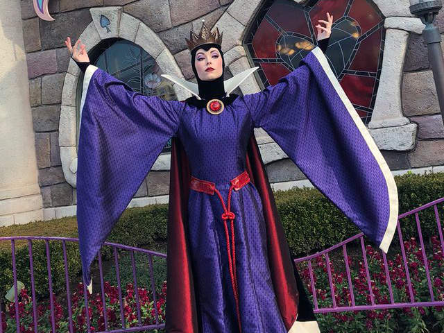 對迪士尼樂園中的《白雪公主中的皇后》說「你好漂亮」皇后高傲回「I know」讓人完全感覺到霸氣啊