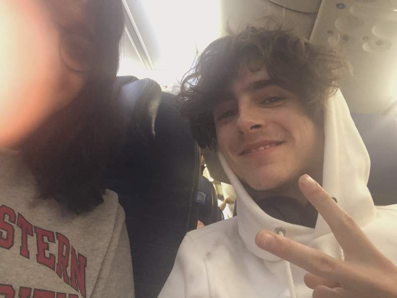 狂粉遇到偶像《和Timothee Chalamet搭同一班飛機》的反應 真希望哪天我也這麼好運  ಥ___ಥ 狂粉遇到偶像《和Timothee Chalamet搭同一班飛機》的反應 真希望哪天我也這麼好運  ಥ___ಥ