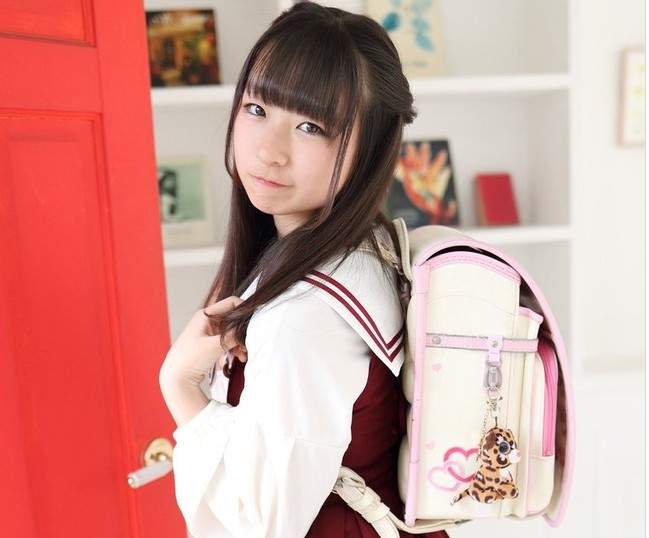 超傻眼調查《猜猜這揹書包妹子的年紀》出現了讓網友意想不到的結果...