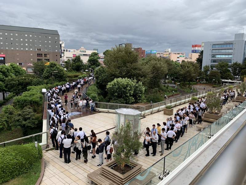 颱風襲日《車站出現排隊上班人潮》即使電車停駛也打擊不了日本人的社畜魂... 颱風襲日《車站出現排隊上班人潮》即使電車停駛也打擊不了日本人的社畜魂...