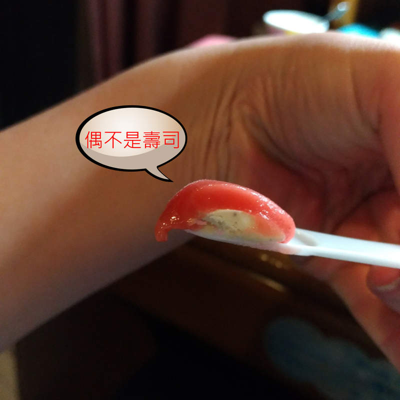 哈根達斯新品《草莓布朗尼》挖一口還以為是在吃壽司呢XD 哈根達斯新品《草莓布朗尼》挖一口還以為是在吃壽司呢XD