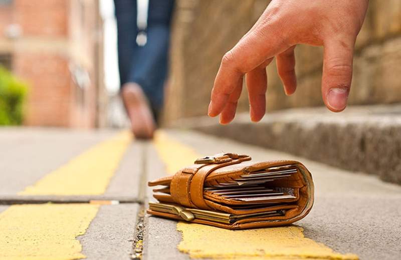 沒有拾金不昧卻讓失主接受的《遺失物賞金》拾獲者詢問可否刷卡買東西結果... 沒有拾金不昧卻讓失主接受的《遺失物賞金》拾獲者詢問可否刷卡買東西結果...