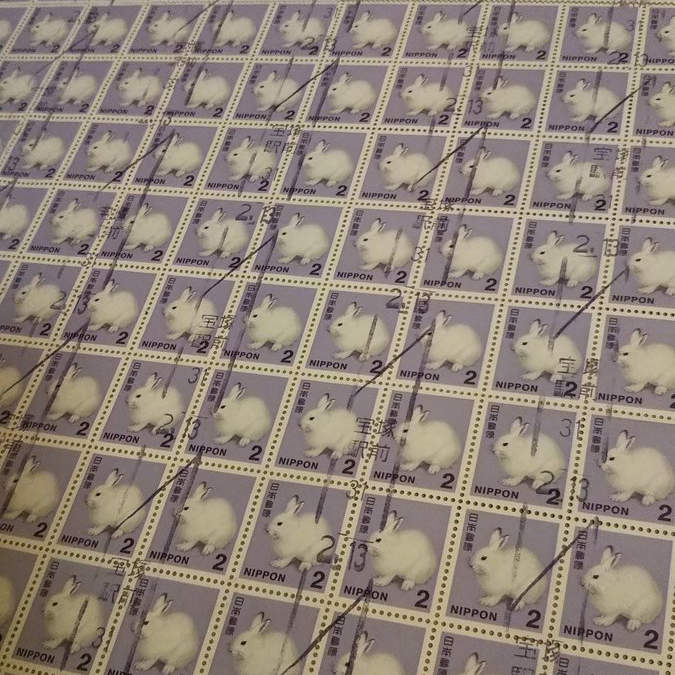 郵局員工哭哭《貼滿郵票的包裹》打開還有巨型郵票的俄羅斯套娃狀態... 郵局員工哭哭《貼滿郵票的包裹》打開還有巨型郵票的俄羅斯套娃狀態...