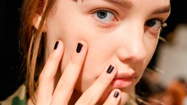 把你的手手伸出來《從指甲的形狀看個性》我一點都不想變成工作狂啊> 把你的手手伸出來《從指甲的形狀看個性》我一點都不想變成工作狂啊>