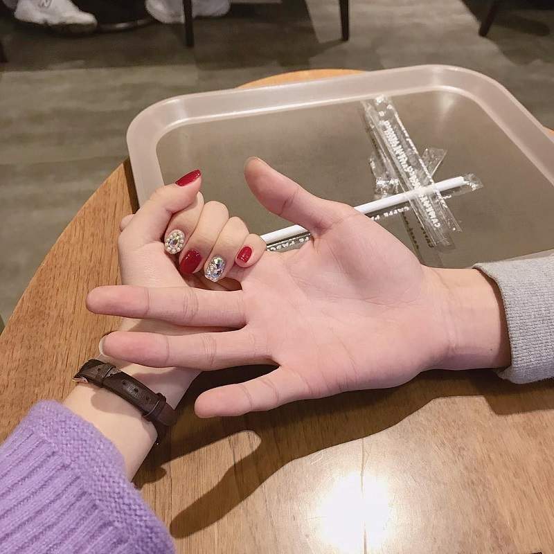 比身高差還萌的照片《大手小手照》你跟另一半的手也有大小差異嗎？