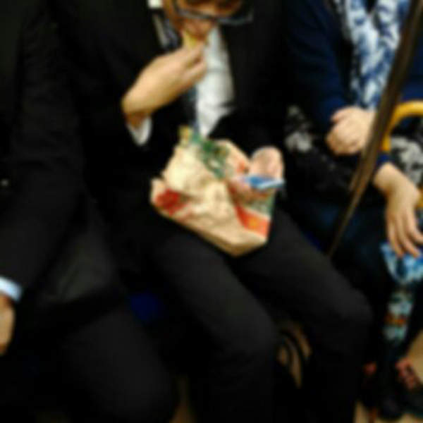 《日本電車裡的飲食問題》電車裡吃薯條到底算不算違反禮儀呢? 《日本電車裡的飲食問題》電車裡吃薯條到底算不算違反禮儀呢?