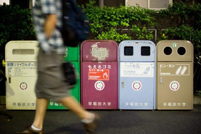 多年疑惑《回收箱的投入孔》明明有兩個投入孔卻投入同一垃圾桶 why? 多年疑惑《回收箱的投入孔》明明有兩個投入孔卻投入同一垃圾桶 why?