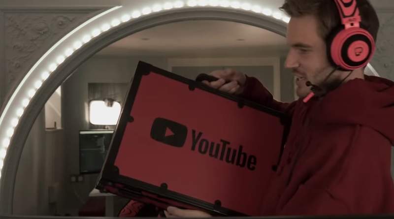 《Pewdiepie開箱一億訂閱禮物》回顧他的第一支影片 真讓人懷念呢...... 《Pewdiepie開箱一億訂閱禮物》回顧他的第一支影片 真讓人懷念呢......